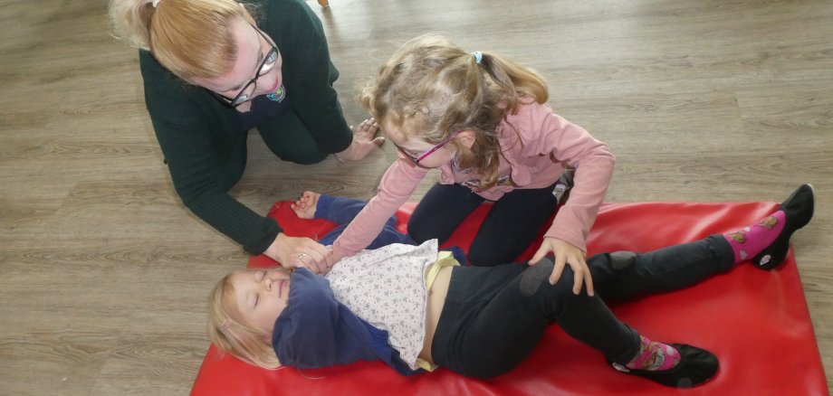 Erste Hilfe kann Leben retten: Die Kinder üben die stabile Seitenlage in der Kita Weiler. 