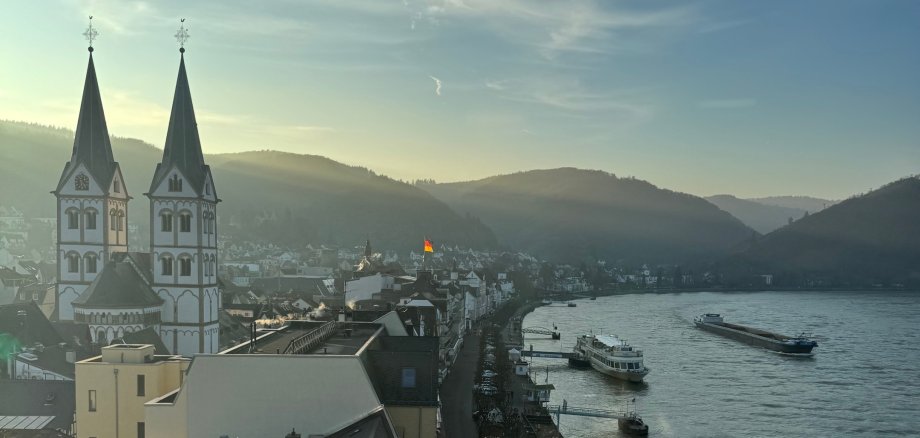 Blick auf Boppard und die Rheinallee.