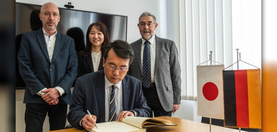 Der japanische Generalkonsul Takeshi Ito (vorne), hier beim Eintrag in das Goldene Buch der Stadt Boppard, und Vizekonsulin Maiko Okuno haben die Stadt Boppard besucht. Empfangen wurden sie vom Ersten Beigeordneten der Stadt Boppard, Helmut Zindorf (rechts), und vom Vorsitzenden des Freundeskreises Ome Boppard, Alfred Roos.