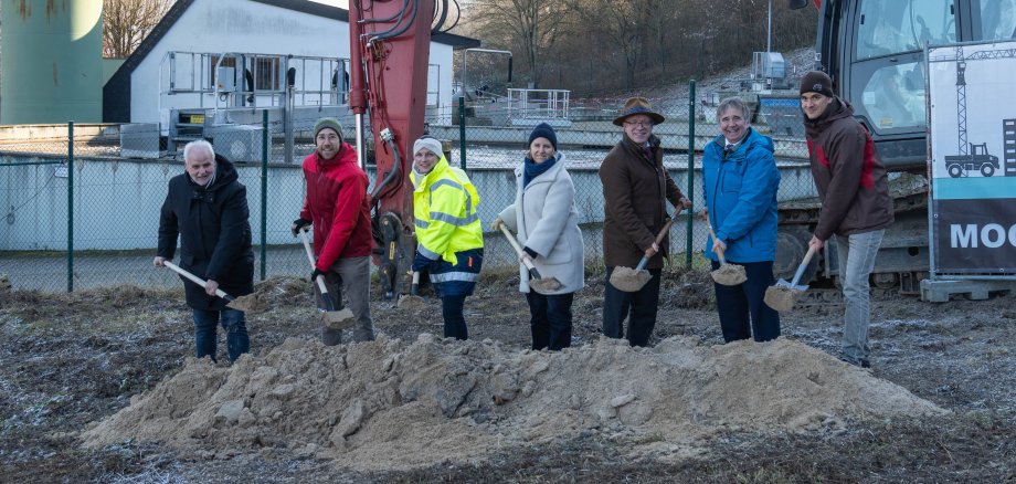 Der Spatenstich auf dem Erweiterungsgelände der Kläranlage Bad Salzig markiert den Beginn der umfassenden Baumaßnahme zur Zentralisierung der Abwasserreinigung in Boppard. Auf dem Foto (von links): Jürgen Jakob, Geschäftsführer Dr. Siekmann + Partner mbH, Andreas Nick, Ortsvorsteher Bad Salzig, Martina Strahl, SGD Nord, Katrin Eder, Klimaschutzministerin Rheinland-Pfalz, Jörg Haseneier, Bürgermeister von Boppard, Wolfgang Spitz, Erster Beigeordneter Rhein-Hunsrück-Kreis, Kevin Philipsen, SGD Nord.