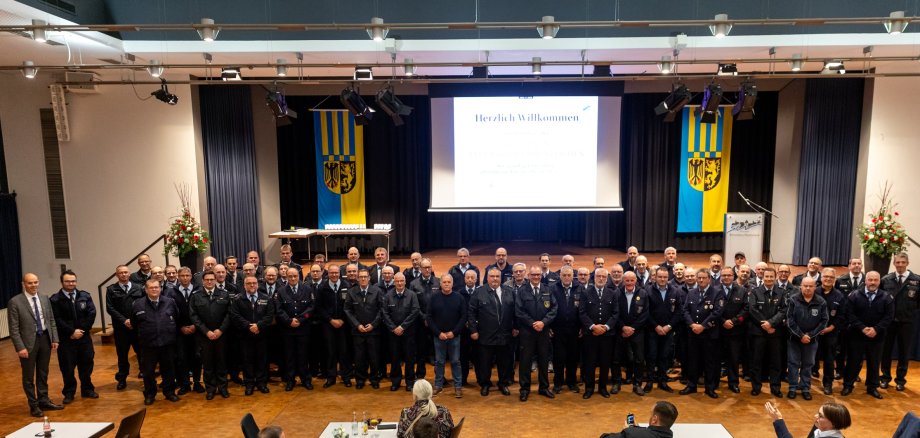 81 Feuerwehrleute aus dem Rhein-Hunsrück-Kreis wurden kürzlich für ihre langjährige und engagierte Tätigkeit mit dem Goldenen Feuerwehr-Ehrenzeichen ausgezeichnet. 