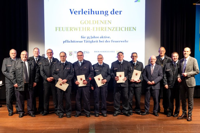 Fünf Mitglieder der Bopparder Wehren wurden für 35-jährige Feuerwehrtätigkeit geehrt (von links, mit Urkunden): Holger Lewenz (Löschzug Bad Salzig), Jörg Forsch (Löschzug Buchholz), Thorsten Noe (Löschzug Bad Salzig), Oliver Möller (Löschzug Bad Salzig) und Ralf Niedermayer (Löschgruppe Holzfeld).