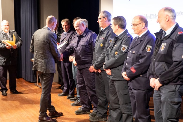 Drei Mitglieder der Freiwilligen Feuerwehr Boppard wurden gemeinsam mit weiteren Feuerwehrmännern aus dem Kreisgebiet für 45 Jahre Engagement ausgezeichnet. Landrat Volker Boch dankte (von links, ab Handschlag) Rudi Dores (Löschzug Bad Salzig), Frank Rheinbay (Löschuzg Bad Salzig) und Christoph Liesenfeld (Löschzug Buchholz) für das jahrzehntelange Engagement.