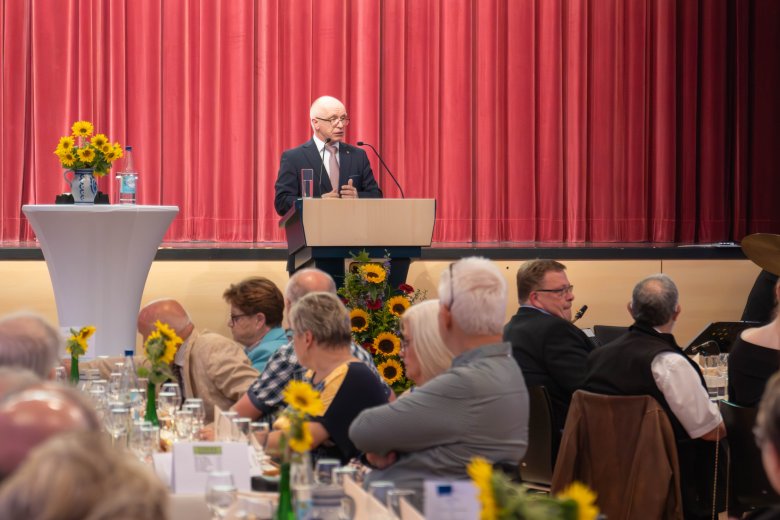 Boppards Bürgermeister Jörg Haseneier begrüßt die Gäste in der Stadthalle.