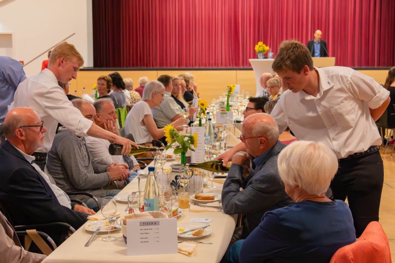 Rund 140 Gäste hatten sich am 20. September 2024 in der Stadthalle versammelt, um zwölf Weine und einen Sekt zu verkosten. 