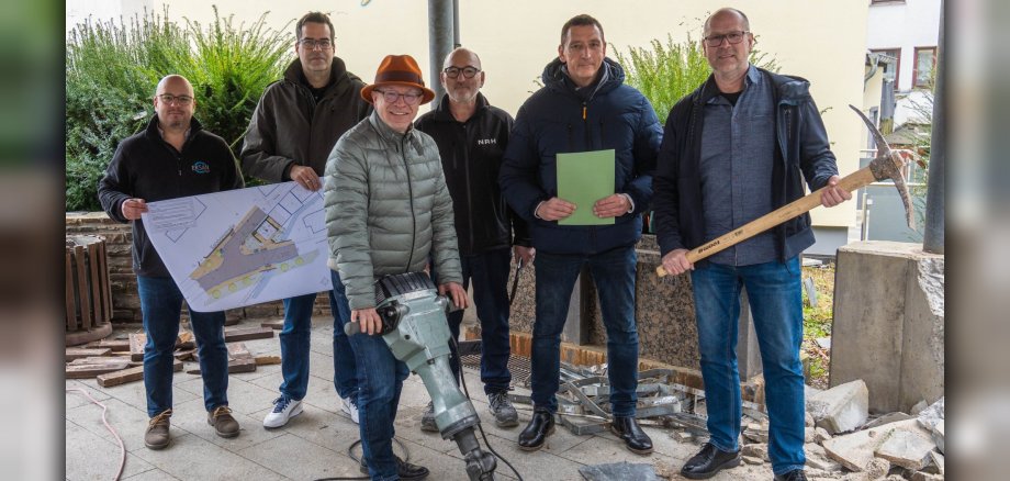 Start der Abrissarbeiten der alten Trinkhalle am Mittwoch, 12. März 2025, in Bad Salzig: Vor Ort waren Boppards Bürgermeister Jörg Haseneier (vorne) und (von links) Sezer Eken, Projektleiter der Eksan GmbH, Sebastian von Bredow, Geschäftsführer und Gesellschafter des Planungsbüros Stadt-Land-plus, Josef Ackermann, Projektleiter bei der Architektengruppe Naujack Rind Hof, Jörg Vogt, technischer Mitarbeiter der Stadtverwaltung Boppard und der städtische Beigeordnete Jörg Puth. 