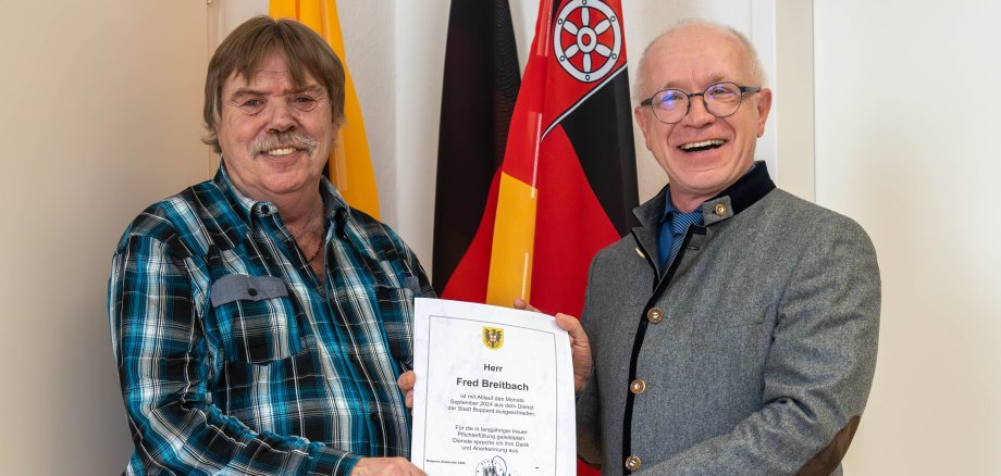 Nach 39 Jahren Dienst als Bauhofmitarbeiter der Stadt Boppard hat Boppards Bürgermeister Jörg Haseneier (rechts) Fred Breitbach in seinen wohlverdienten Ruhestand verabschiedet. 