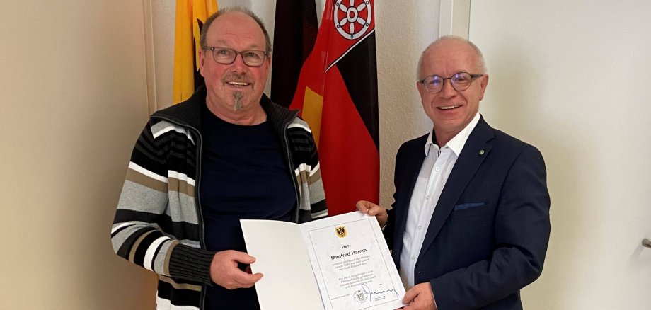 Nach 35 Jahren Dienst als Bauhofmitarbeiter der Stadt Boppard hat Boppards Bürgermeister Jörg Haseneier (rechts) Manfred Hamm in seinen wohlverdienten Ruhestand verabschiedet. 