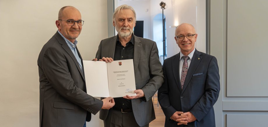 Das Museum Boppard ist Museum des Monats: Staatssekretär Prof. Dr. Jürgen Hardeck (Mitte) überreichte die Urkunde im Beisein von Boppards Bürgermeister Jörg Haseneier (rechts) an Museumsleiter Frank Schröder.