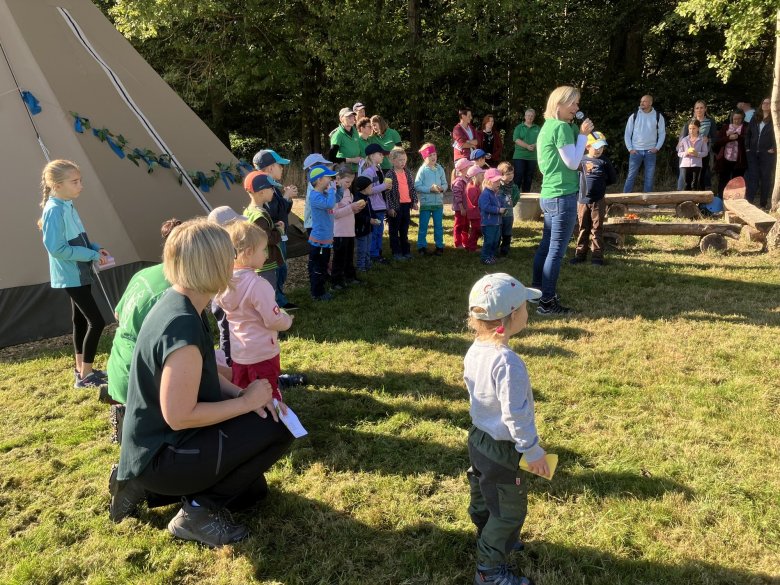 Die Leiterin der naturnahen Kita Winkelholzbande in Oppenhausen begrüßt alle Kinder, Eltern und Gäste vor dem neuen Tipi. 