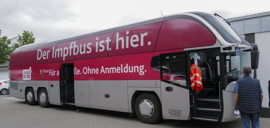 Der Impfbus macht Station in Boppard. Das Foto zeigt den Bus.