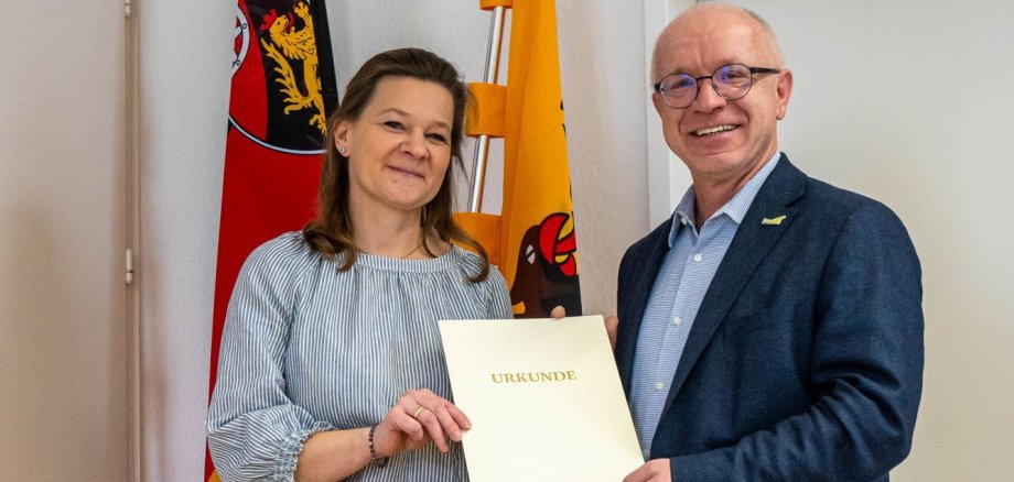 Bürgermeister Jörg Haseneier überreicht Mitarbeiterin Simone Nowak die Urkunde anlässlich ihres 25-jährigen Dienstjubiläums.