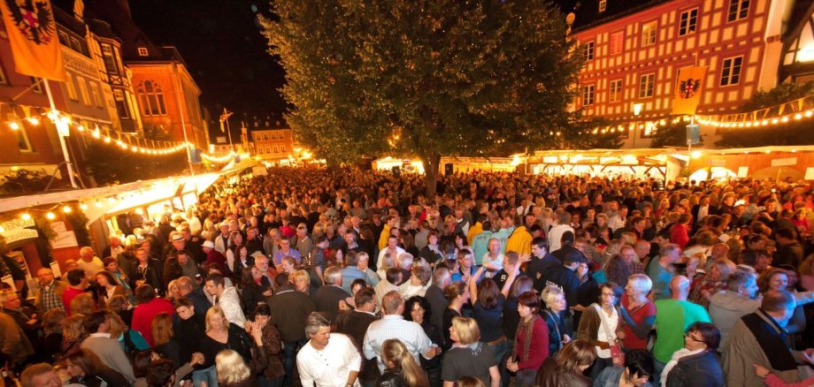 Das Bopparder Weinfest ist jedes Jahr ein Höhepunkt im Veranstaltungskalender der Stadt Boppard. Für die Veranstaltungen zum Weinfest, wie die Schwimmende Weinprobe auf der MS „Stadt Vallendar“, der Riesling-Brunch oder die Weinwanderung, gibt es aktuell noch Karten. 