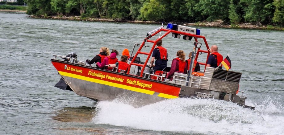 Das zweite und letzte Wochenende in Boppard begann mit einem besonderen Programmpunkt und viel Spaß bei rasanten Fahrten mit dem Feuerwehrboot auf dem Rhein.