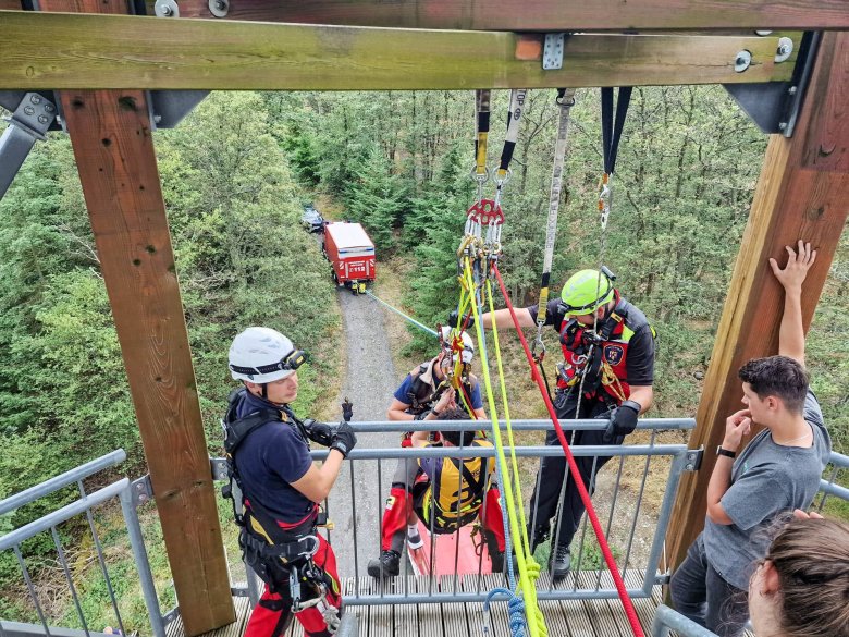 Abseilen vom Aussichtsturm „Fünfseenblick“, angeleitet von der Höhenrettungsgruppe der Feuerwehr Boppard, stand auch mit auf dem Programm. 