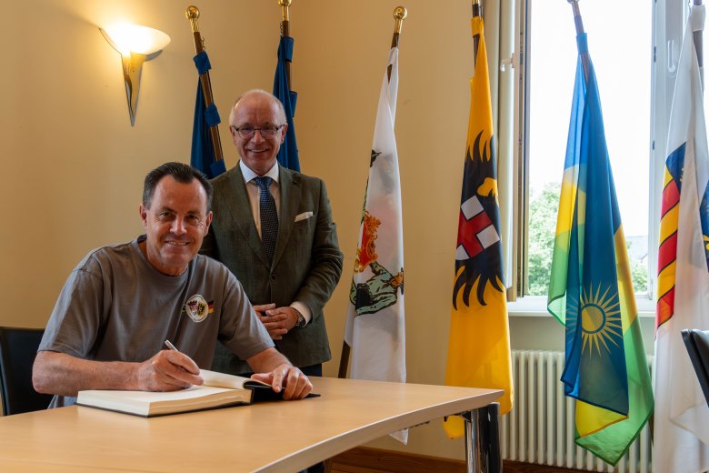 Der Bürgermeister von Arroio do Meio, Danilo José Bruxel (links), trägt sich im Beisein von Boppards Bürgermeister Jörg Haseneier ins Goldene Buch der Stadt Boppard ein. 