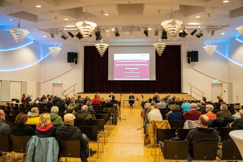 Das Foto zeigt die Stadthalle Boppard mit den rund 70 anwesenden Zuhörerinnen und Zuhörern.