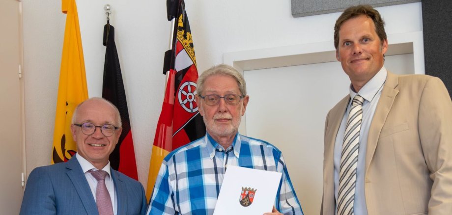 Bürgermeister Jörg Haseneier (links) und der Direktor des Amtsgerichts St. Goar, Matthias Teriet (rechts), verabschiedeten Schiedsmann Karlheinz Scherer nach zehnjähriger Tätigkeit für den Schiedsamtsbezirk Boppard I.