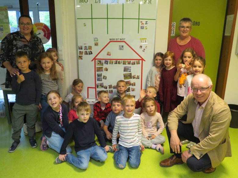 Zum Abschluss erklärten die Kinder Bürgermeister Jörg Haseneier die Infotafel im Eingangsbereich der Kita, die von ihnen gestaltet wurde.