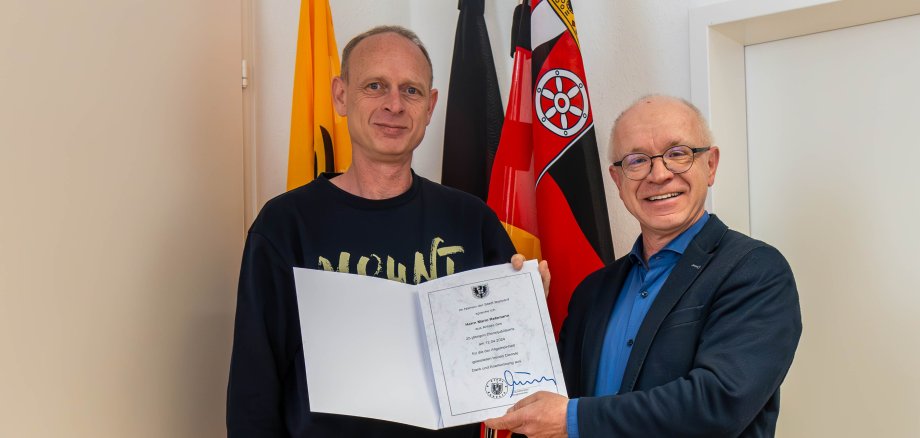 Zum Dank für 25 Jahre im Dienst der Stadt Boppard überreicht Bürgermeister Jörg Haseneier (rechts) Mario Retzmann eine Urkunde der Stadt Boppard. 