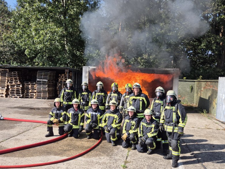 14 Mitglieder der Freiwilligen Feuerwehr Boppard nahmen an dem Tagestraining in der „Training Base Weeze“ teil.