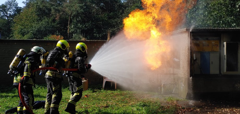 Die Feuerwehrkräfte aus Boppard trainierten die Brandbekämpfung an einer Trafostation. 