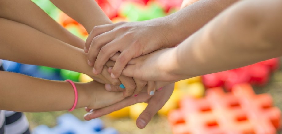 Auch in diesem Jahr wird es in den Oster- und Sommerferien wieder Kinderbetreuungsaktionen in den Räumen und auf dem Gelände der Fritz-Straßmann-Schule in Boppard geben. Die Kinder und Jugendlichen können zwischen Werk-, Bastel- und Theaterangeboten, Sport- und Spielmöglichkeiten sowie erlebnispädagogischen Spielen wählen. Freies Spiel, gemeinsame Treffen oder einfach nur Entspannung sind ebenfalls möglich.