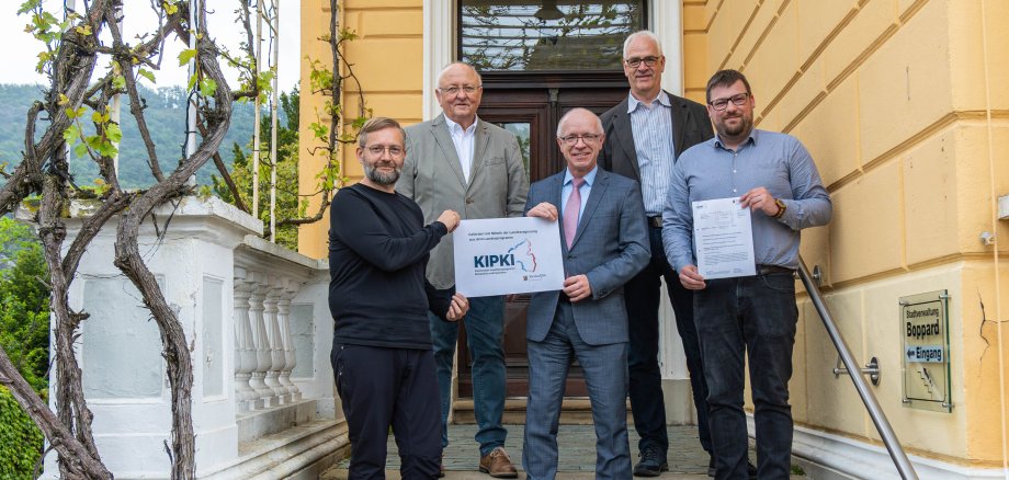 Die Stadt Boppard hat einen KIPKI-Förderbescheid in Höhe von 450.107,57 erhalten. Energiemanager Robert Schumann (von links), der Erste Beigeordnete Helmut Schröder, Bürgermeister Jörg Haseneier, Hans-Joachim Bach, Leiter des Fachbereichs 3, und Klimaschutzmanager Dominik Nachtsheim freuen sich über die Förderzusage. Die Fördergelder fließen in ihren Zuständigkeitsbereichen in sieben verschiedene Projekte. 