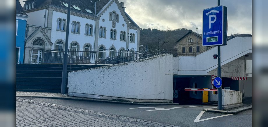 Durch die Anpassung des Bauablaufs können die Arbeiten in der Tiefgarage Karmeliterstraße nun unter Aufrechterhaltung des Parkbetriebs erfolgen. Die angedachte Grundreinigung entfällt. 