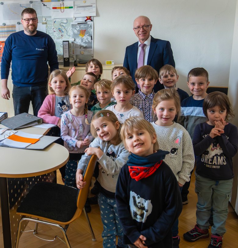 Die Kinder statteten auch Boppards Klimaschutzmanager Dominik Nachtsheim (links) zusammen mit dem Bürgermeister einen Besuch ab.