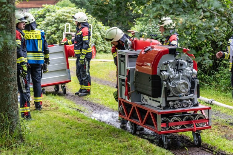 Spezielles Material zur Waldbrandbekämpfung wird zum Einsatzort transportiert. 