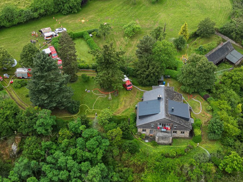 Die Wasserversorgung aufzubauen und aufrecht zu erhalten war eine der großen Herausforderungen der Waldbrandübung, bei der ein Übergreifen der Flammen auf Haus Rheinberg verhindert werden sollte. 