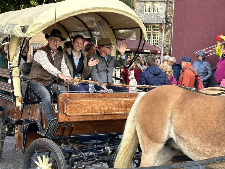 Kutscher Alfons Breitbach (links) mit Boppards Ortsvorsteherin Alexa Bach und Bürgermeister Jörg Haseneier.