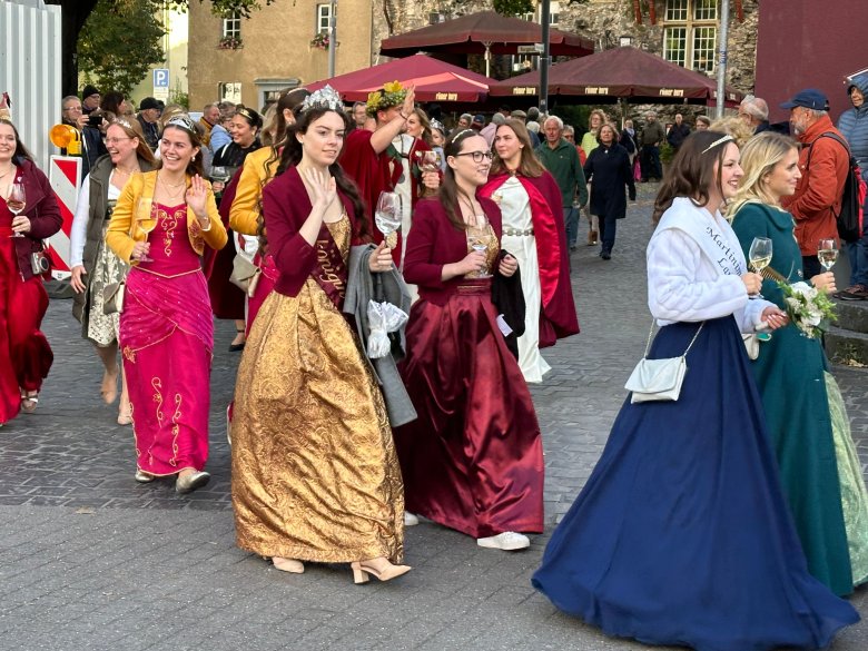 Den Festumzug begleiteten mehr als 30 Weinmajestäten.