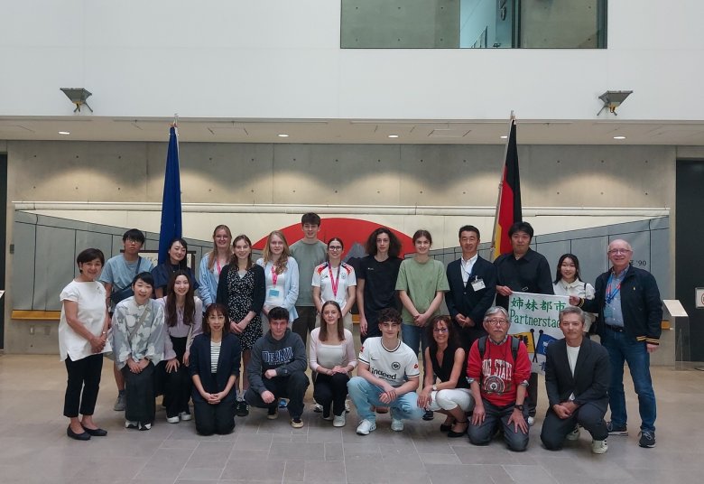 Gruppenbild nach einem interessanten und informativen Besuch in der Deutschen Botschaft in Tokio