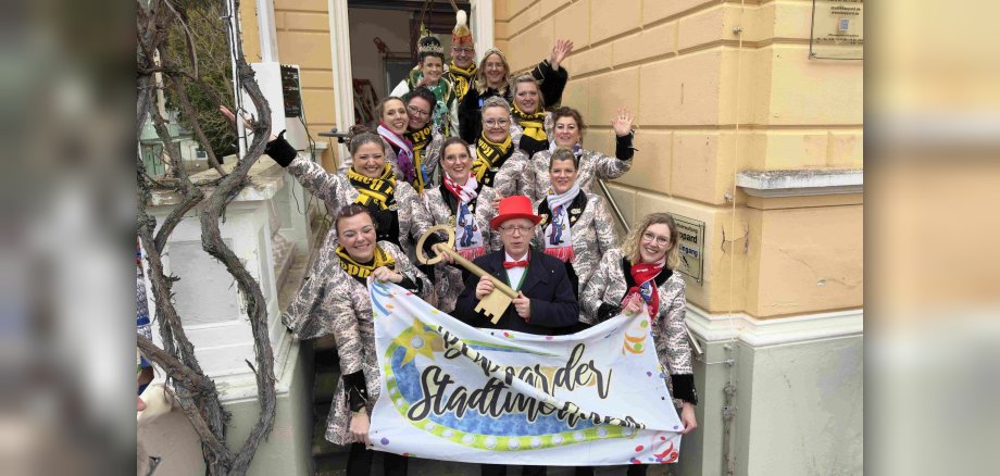 Boppards Bürgermeister Jörg Haseneier mit dem Schlüssel zur Stadtverwaltung mit den Bopparder Stadtmöhnen und dem Bopparder Prinzenpaar Markus I. und Nicole I. 