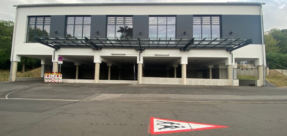 Im Untergeschoss der Grundschulturnhalle in Boppard „Auf der Zeil“ vermietet die Stadt Boppard Pkw-Stellplätze. 