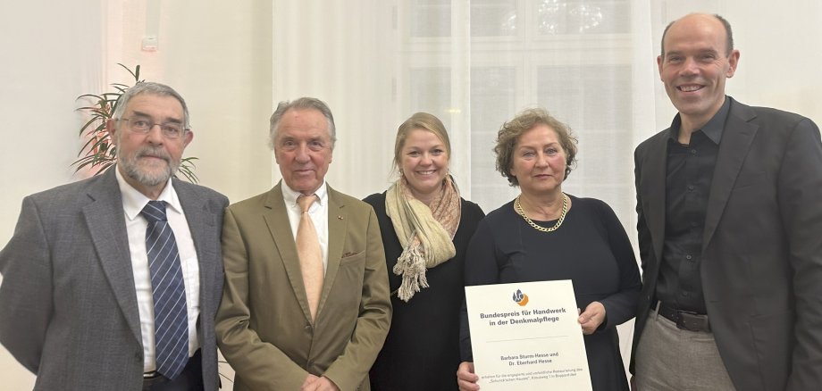 Auf dem Foto (von links): Helmut Zindorf, Erster Beigeordneter der Stadt Boppard, Dr. Eberhard Hesse, Tochter Claire Hesse-Mainusch, Barbara Sturm-Hesse, Landrat Volker Boch.