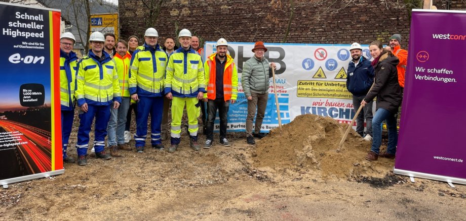 Mit dem Spatenstich hat der Glasfaserausbau in Boppard-Buchenau begonnen. Mit dabei waren (von links): Stefan Engelberth (Westconnect), Lukas Franner (Westnetz), Mark-Jannik Storch, Janosch Wirtz, Vanessa Manns (alle Alten Germany), Ralph Conrad (Westnetz), Marcel Ciernioch (Alten Germany), Patryk Czarnecki (Westnetz), Adem Kuzkava (RHBau), Divar Sadig (Alten Germany), Jörg Haseneier (Bürgermeister), Burhan Agyar (RHBau), Alexa Bach (Ortsvorsteherin Boppard), Ahmet Kuzkaya (RHBau).