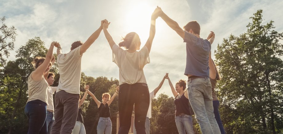 Eine Gruppe von Jugendlichen in der Gemeinschaft.