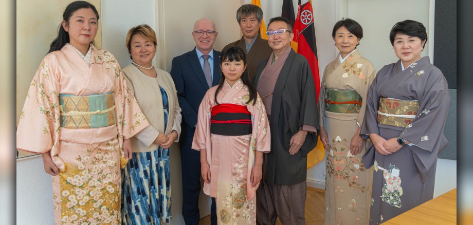 Beim Empfang bei Boppards Bürgermeister Jörg Haseneier (von links) Rina Suzuki, Mayuko Ohno, Bürgermeister Jörg Haseneier, Tomoko Suzuki. Hiromitsu Koyama, Teezeremonie-Meister Gishio Horiuchi, Sae Horiushi und Tomoko Yamazaki. 