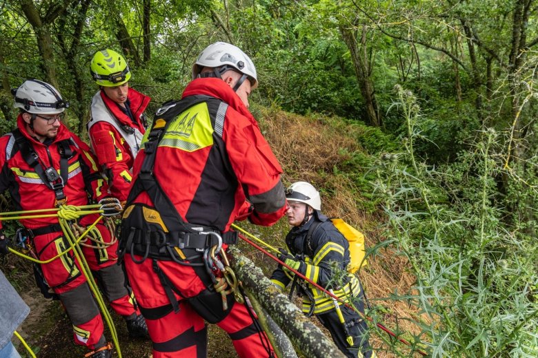 Auch die Höhenretter der Feuerwehr Boppard waren bei der Übung dabei: Hier seilen sie zur Brandbekämpfung einen Feuerwehrmann mit Löschrucksack am Steilhang ab. 