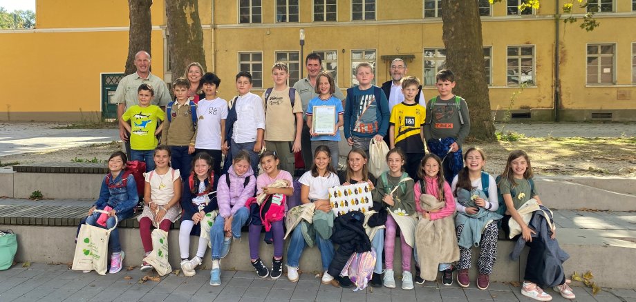 Die Klasse 3b der Grundschule Buchholz mit (hintere Reihe, von links): : Forstamtsleiter Axel Henke, Klassenlehrerin N.-Jasmin Freund, Förster Ralf Kerber und Helmut Zindorf, 1.Beigeordneter der Stadt Boppard. "Wir Förster sind stolz, die Siegerklasse der Waldjugendspiele 2024 aus ganz Rheinland-Pfalz im Forstamtsbereich zu haben. Die Kinder waren unglaublich gut und begeisternd, haben mit Wissen und Geschicklichkeit als Team diese Waldjugendspiele verdient gewonnen. Ein großes Lob gilt der Klassenlehrerin Frau Freund, die ihre Klasse mit Begeisterung und Spaß auf die Themen zum Ökosystemwald vorbereitet hat", betont Forstamtsleiter Axel Henke.