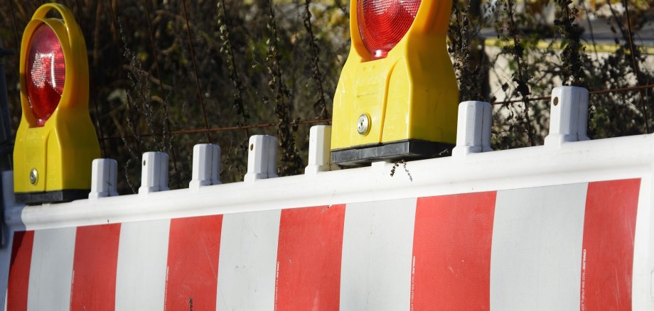 Die Straße „In der Hohl“ in Höhe der Hausnummer 24 wird aufgrund von Wasserleitungsarbeiten für einige Tage voll gesperrt.