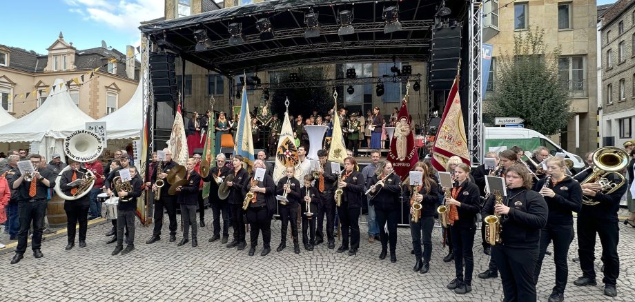 Der Festumzug führte zur Bühne auf dem Markplatz, wo das Bopparder Weinfest 2024 offiziell eröffnet wurde.