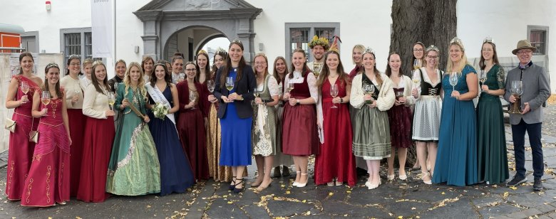 Boppards Bürgermeister Jörg Haseneier (rechts), Boppards Weinkönigin Viktoria Perll (15. von links) und zahlreiche Weinmajestäten aus den Anbaugebieten Mittelrhein, Mosel und Rheingau begleiteten den Festumzug zur Eröffnung des Bopparder Weinfests.