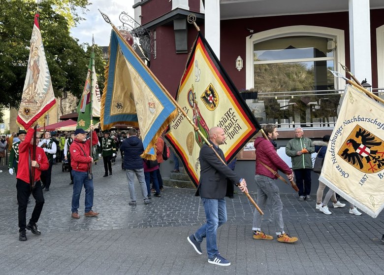 Fahnenträger der Bopparder Nachbarschaften beim Festumzug zur Eröffnung des Bopparder Weinfests 2024.