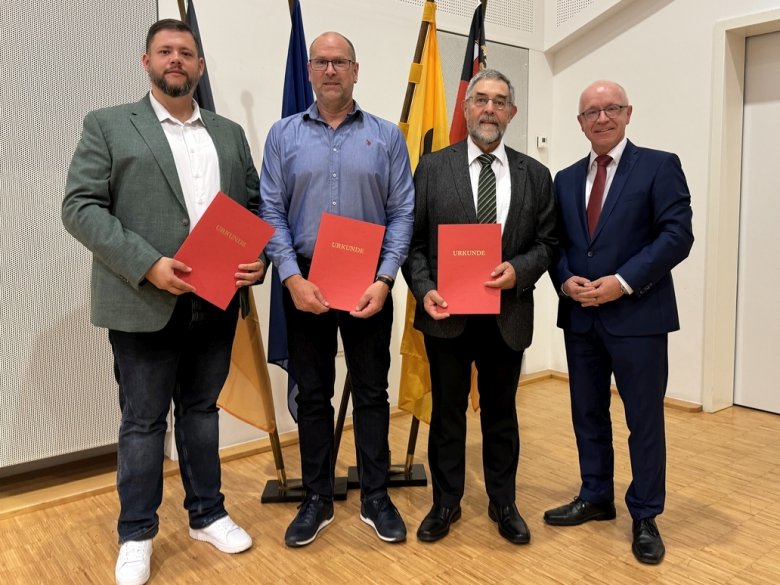 In der konstituierenden Stadtratssitzung am 15.07.2024 hat der Stadtrat Boppard die ehrenamtlichen Beigeordneten gewählt. Erster Beigeordneter ist Helmut Zindorf (2. von rechts, CDU). Weitere Beigeordnete sind Jörg Puth (3. von rechts, BfB) und Kevin Windheuser (links, SPD).