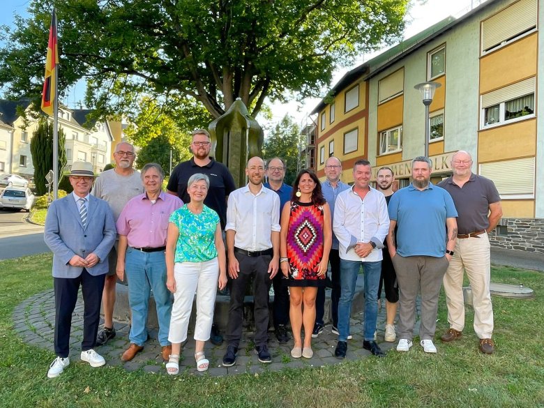 Der Ortsbeirat Bad Salzig (von links) mit Bürgermeister Jörg Haseneier (links): Valentin Bock, Wolfgang Spitz, Iris Michel, Nils Keßler (1. stellvertretender Ortsvorsteher), Ortsvorsteher Andreas Nick, Peter Tomczak, Julia Klinkhammer, Jörg Puth, Eric Betzing (2. stellvertretender Ortsvorsteher), Tim Stöhr, Alexander Stoffel und Peter Gras. Auf dem Foto fehlen: Willibald Grahs und Nicole Tomczak.