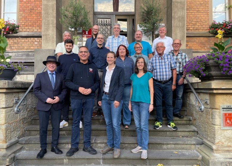 Der Ortsbeirat Boppard (obere Reihe, von links) mit Bürgermeister Jörg Haseneier (links): Markus Mono, Philipp Loringhoven (1. stellvertretender Ortsvorsteher), Peter Bast, Rolf Bach, Josef Mayer (2. stellvertretender Ortsvorsteher), (mittlere Reihe, von links): Lars Peikert, Kent Michaelis, Ulrike Neubauer, Lissy Perll, Jürgen Schladt, Alfons Breitbach, (untere Reihe, von links): Joachim Brockamp, Ortsvorsteherin Alexa Bach und Karla Breitbach. Es fehlen: Dr. Jürgen Mohr und Nils Voßhage.